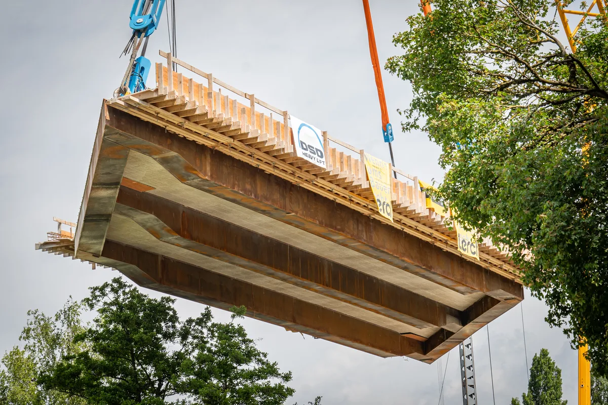Transport von Brueckenplatte über dem Aabach in Niederuster.